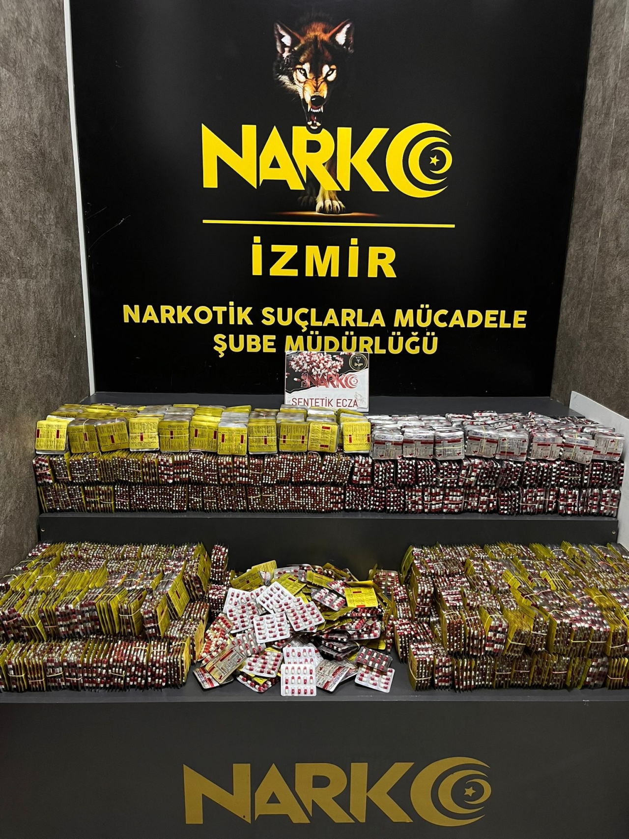 İzmir'de durdurulan bir otomobilde 82 bin 605 sentetik ecza ele geçirildi