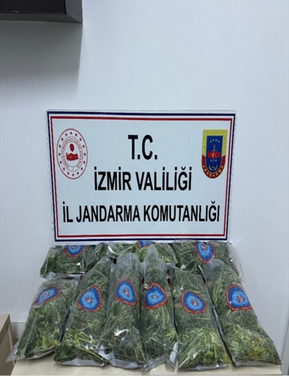 İzmir'de bir eve düzenlenen baskında 10 kilogram esrar ele geçirildi