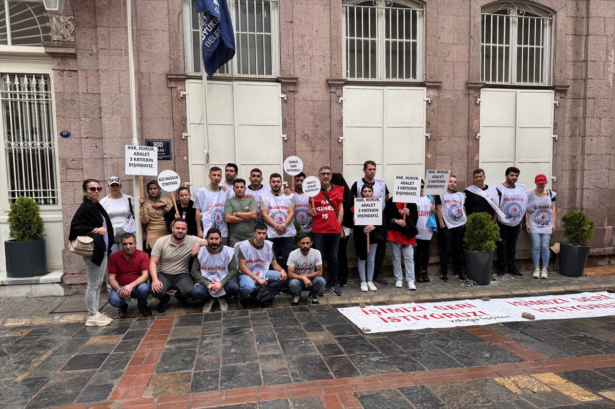İzmir'de işten çıkarılan işçiler Büyükşehir Belediyesi önünde eylemlerini sürdürüyor