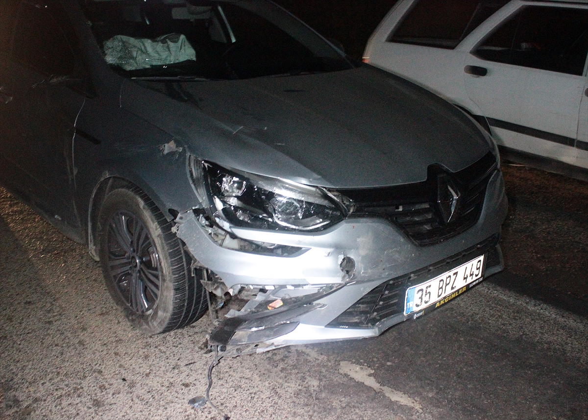 İzmir'de otomobille çarpışan elektrikli bisikletteki 2 çocuk ağır yaralandı