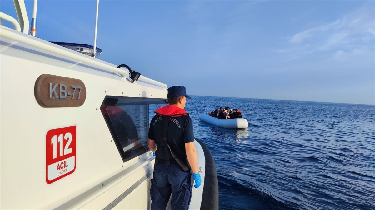 İzmir açıklarında biri sürüklenen 2 bottaki 44 düzensiz göçmen kurtarıldı