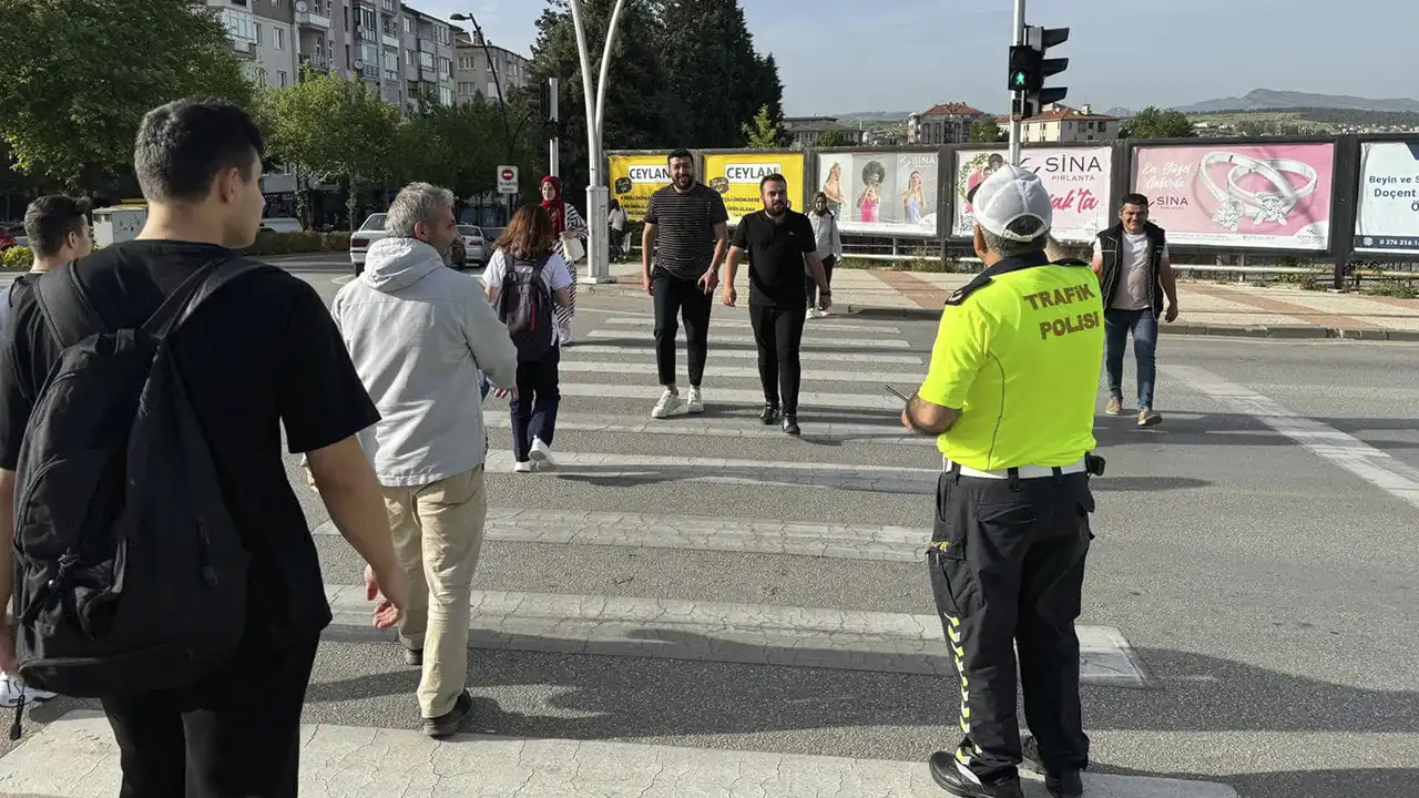 Uşak Emniyeti Bu Sefer Araçları Değil Yayaları Uyardı