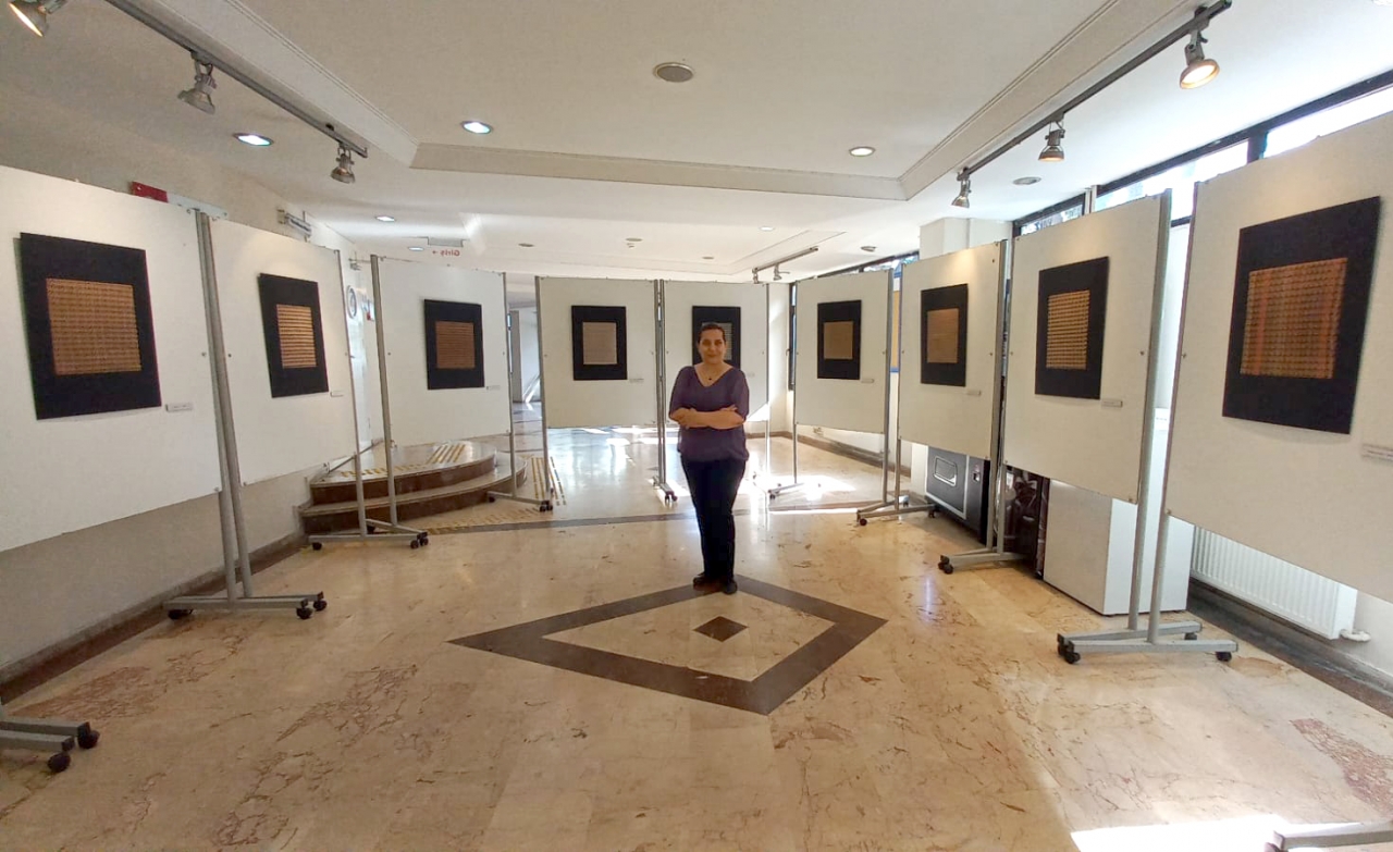 Hat sanatıyla kumaşa dokunan kelimeler sergiye açıldı