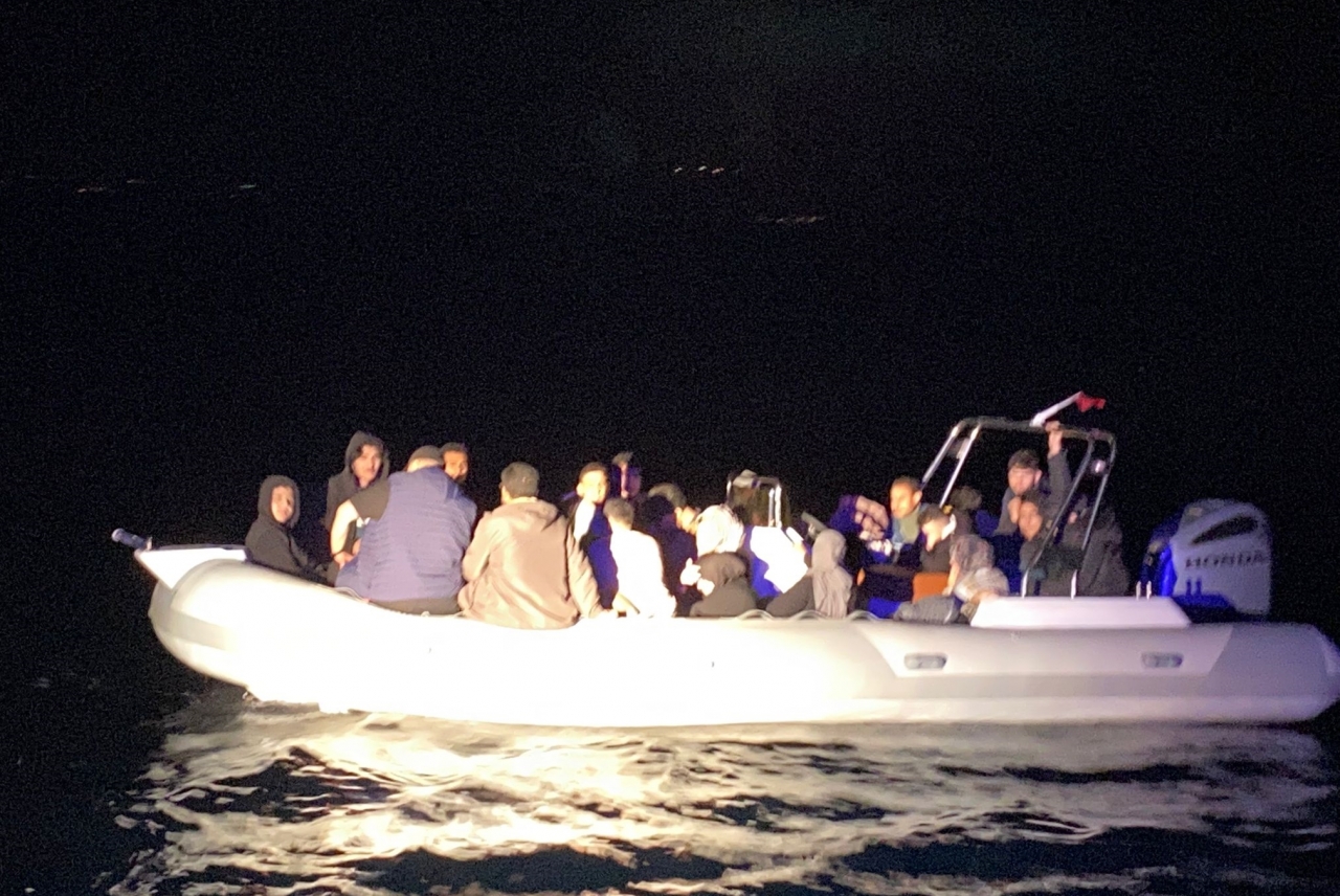Muğla açıklarında sürüklenen bottaki 27 düzensiz göçmen kurtarıldı