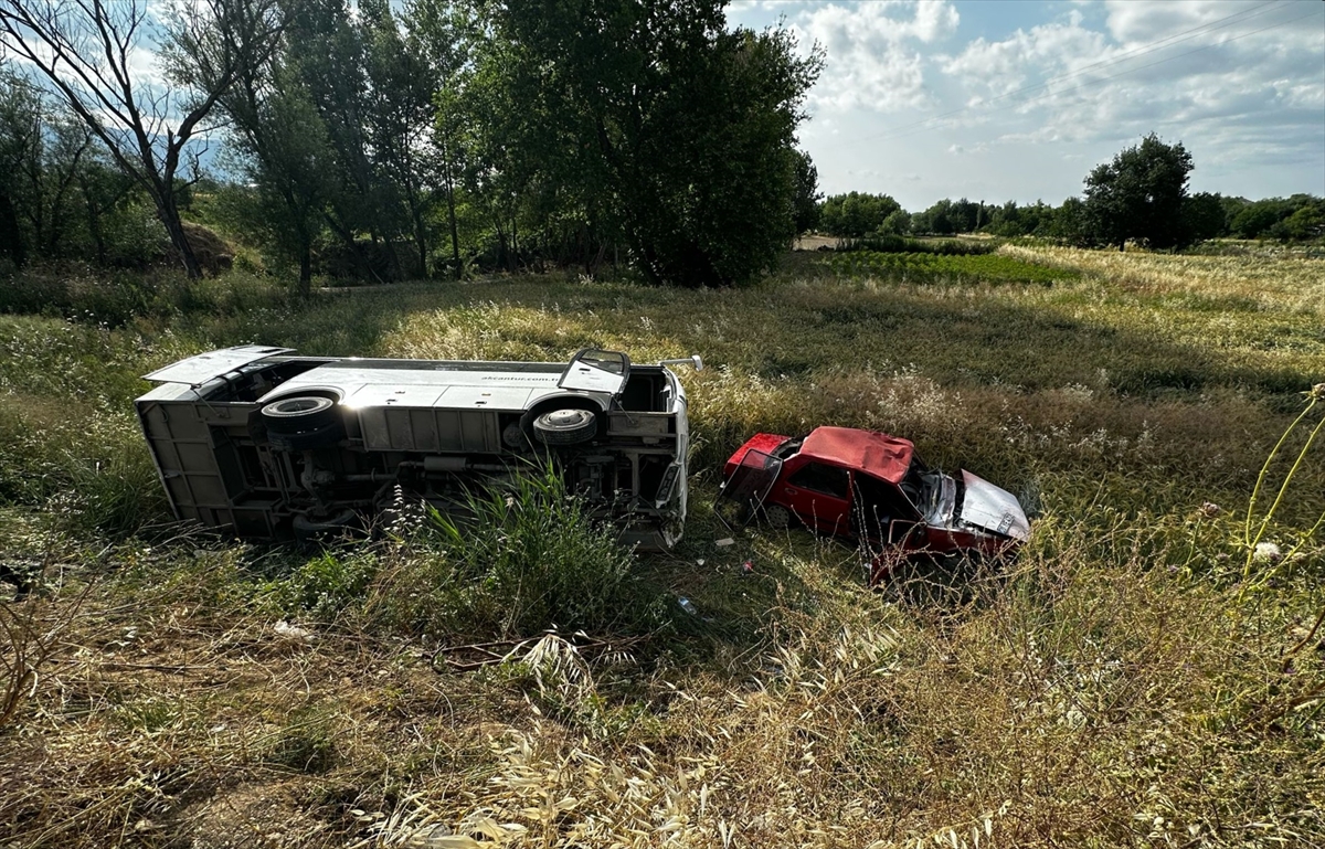 Denizli'de midibüs ve otomobilin çarpıştığı kazada 6 kişi yaralandı