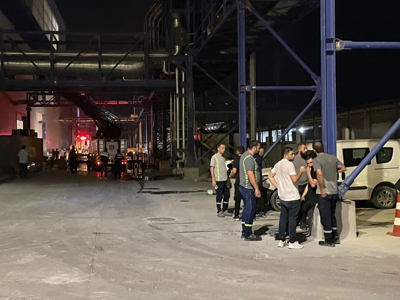Aydın'da kağıt fabrikasında çıkan yangın söndürüldü