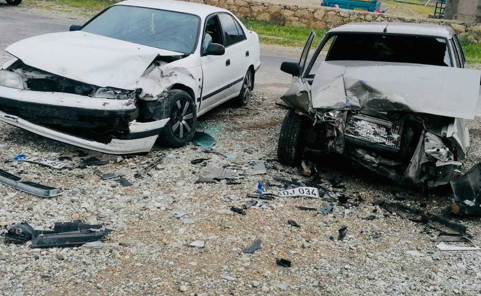 Afyonkarahisar'da iki otomobil çarpıştı, 3 kişi yaralandı