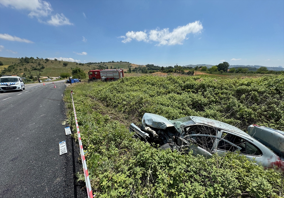 Manisa'da iki otomobilin çarpıştığı kazada 1 kişi öldü, 8 kişi yaralandı