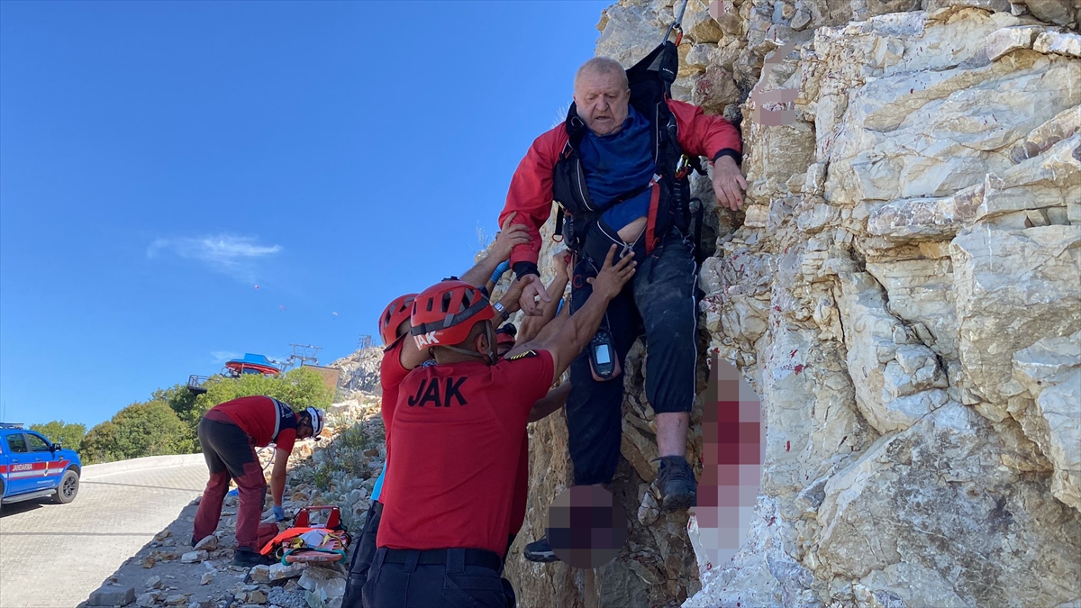 Fethiye'de kayalıklara düşen İngiliz yamaç paraşütü pilotu yaralandı