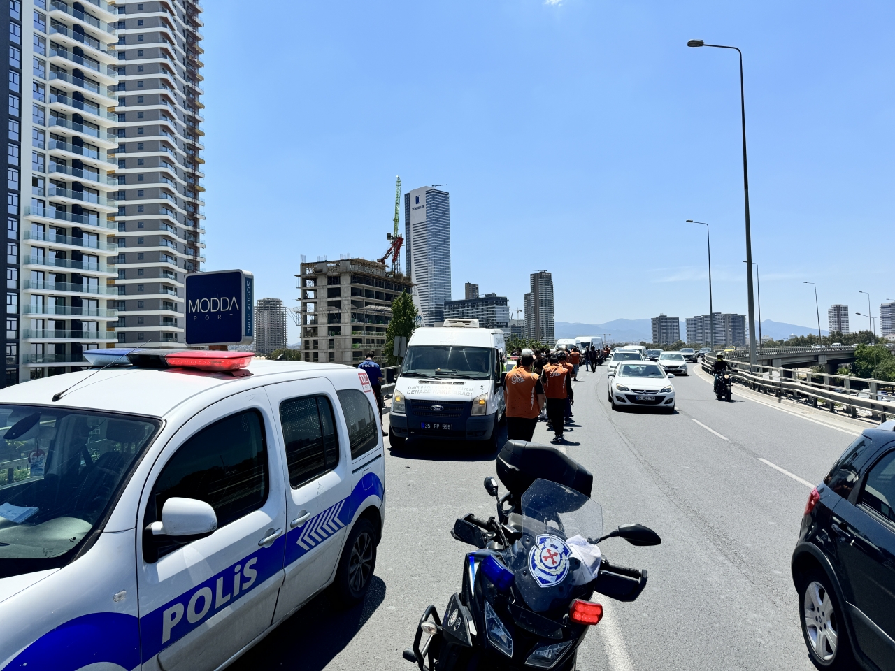 İzmir'de bariyere çarpan motosikletin sürücüsü öldü