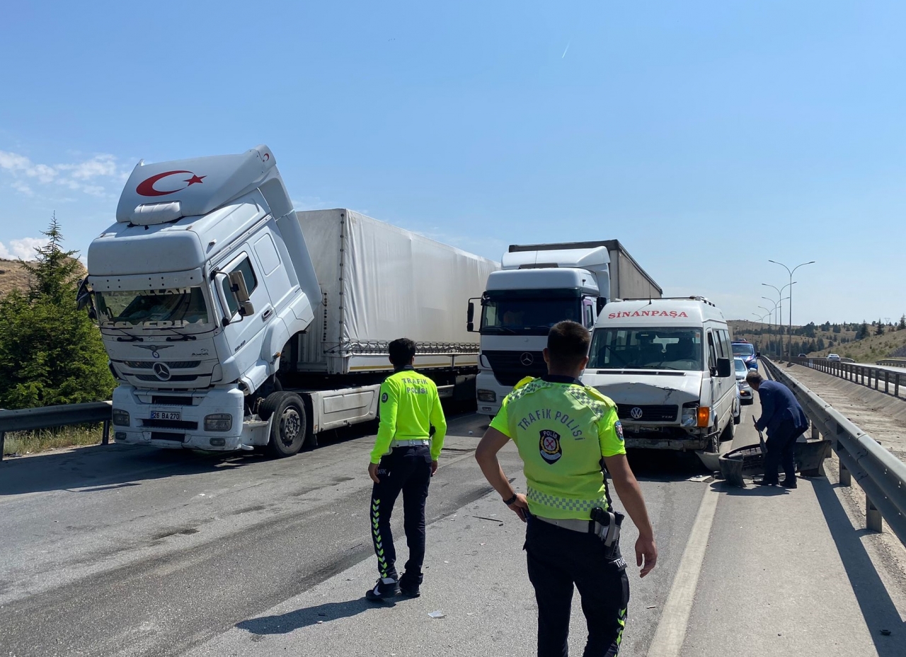 Afyonkarahisar'daki zincirleme trafik kazasında 6 kişi yaralandı