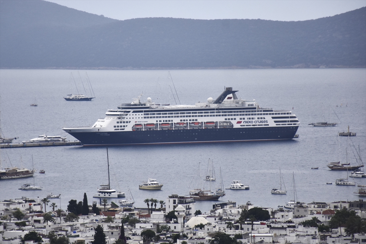 "Vasco da Gama" kruvaziyeri Bodrum'a 1048 yolcu getirdi