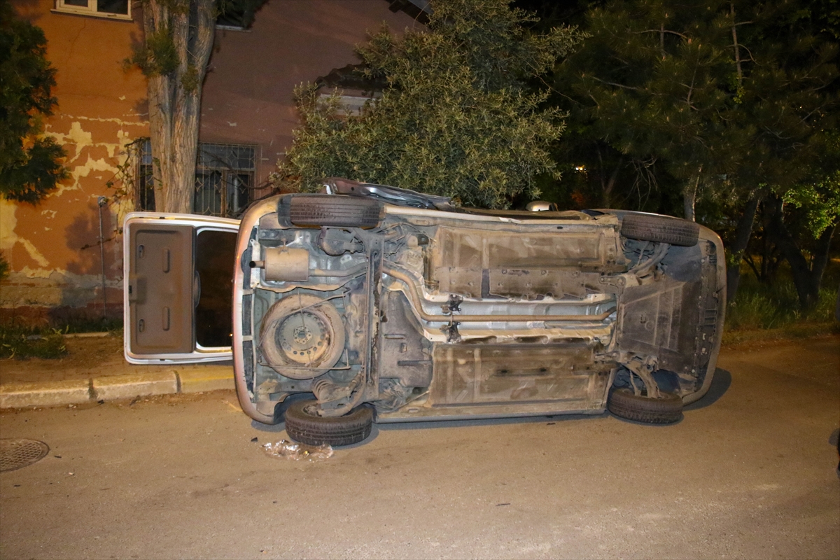 Manisa'da devrilen otomobildeki 5 kişi yaralandı