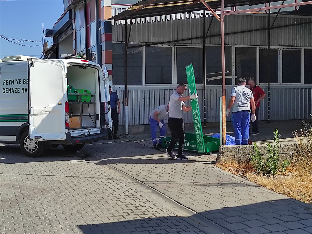 Fethiye'de Sanayi Sitesinde Erkek Cesedi Bulundu
