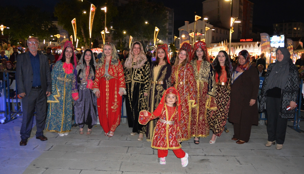 Kütahya’nın "ağır elbiseleri" festivaldeki defilede sergilendi