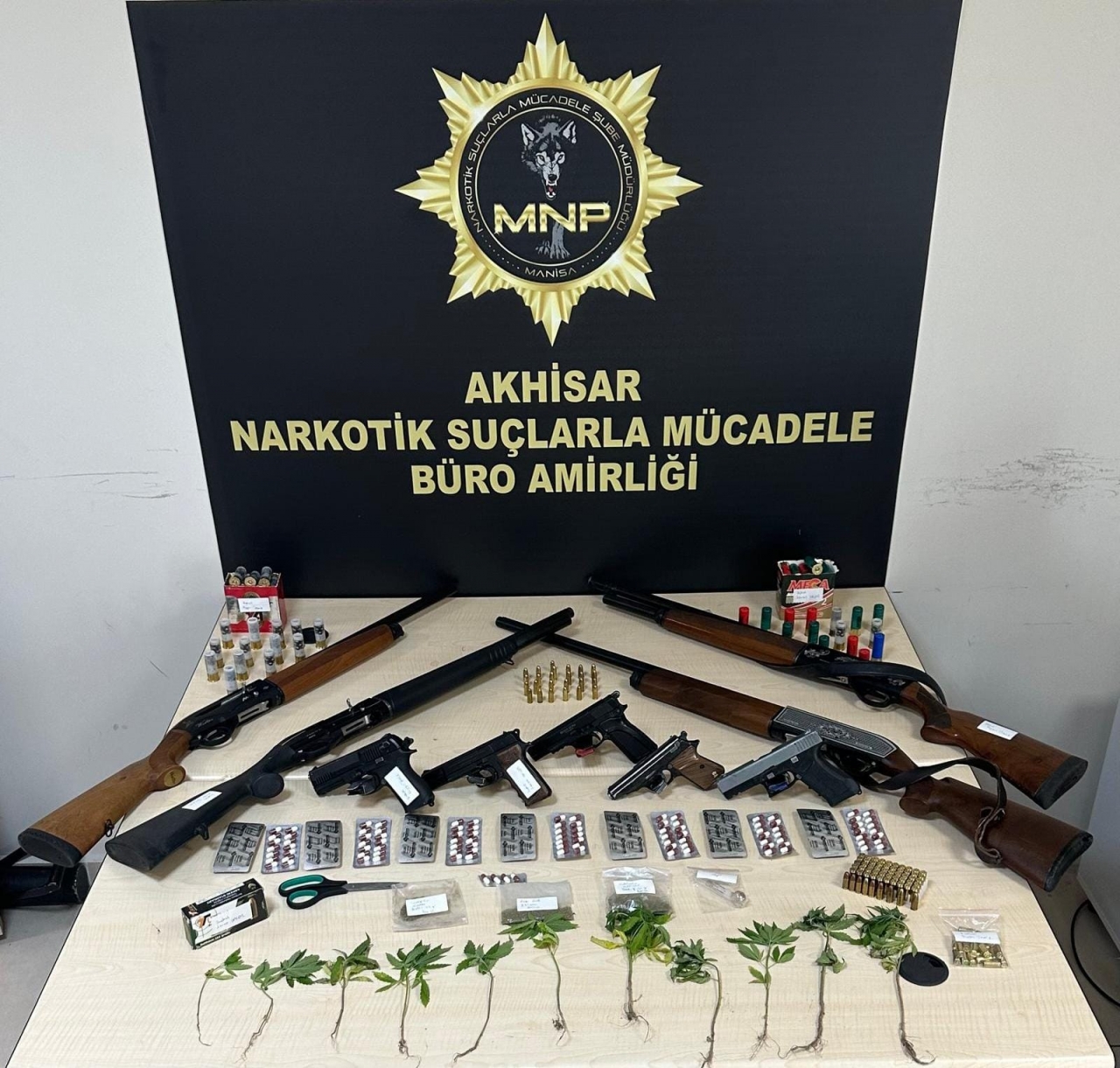 Akhisar'da uyuşturucu operasyonunda 11 kişi yakalandı