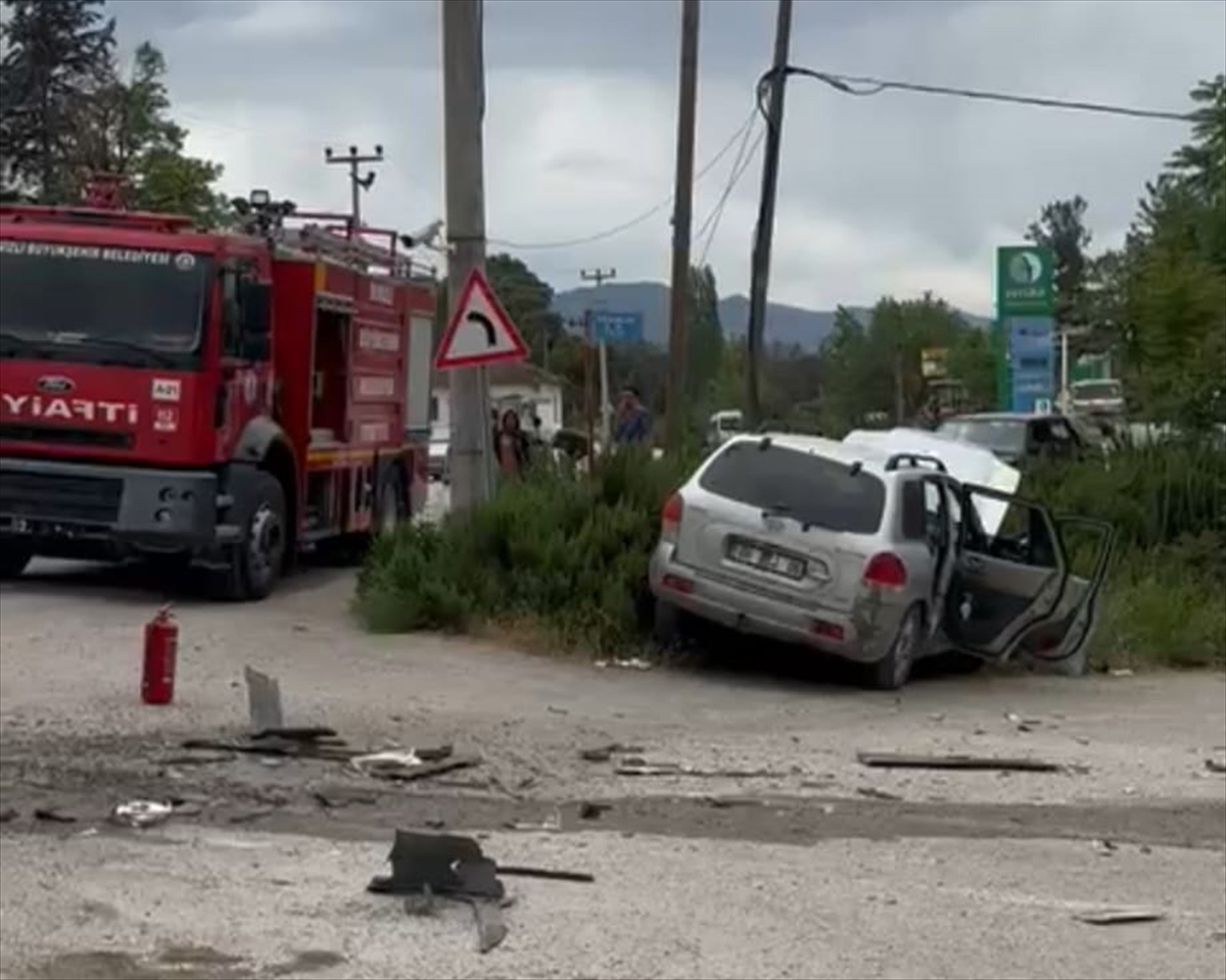 Denizli'de iki otomobilin çarpışması sonucu 1 kişi öldü, 2 kişi yaralandı