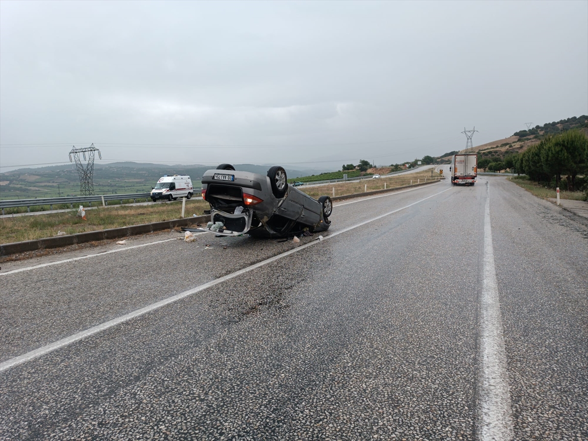Sarıgöl'de takla atan otomobildeki 2 kişi yaralandı