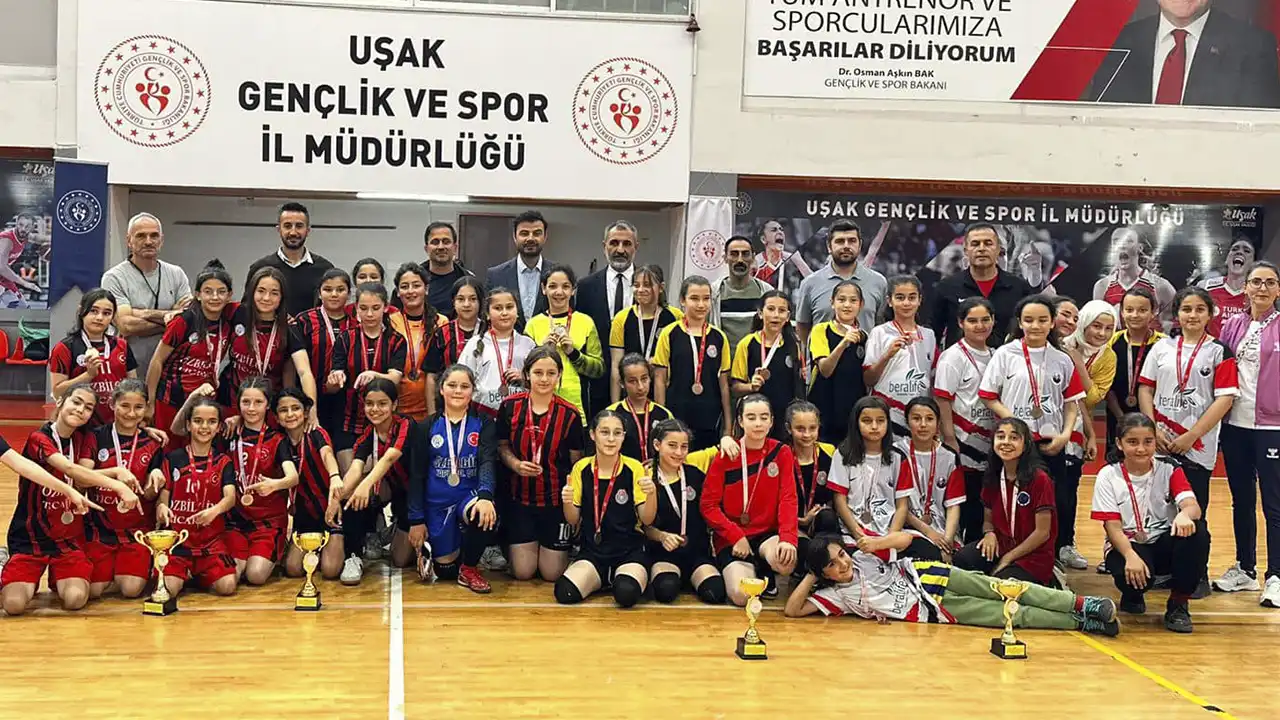 Uşak'ta Kızlar Salon Futbolunda Kupayı Kaldırdı