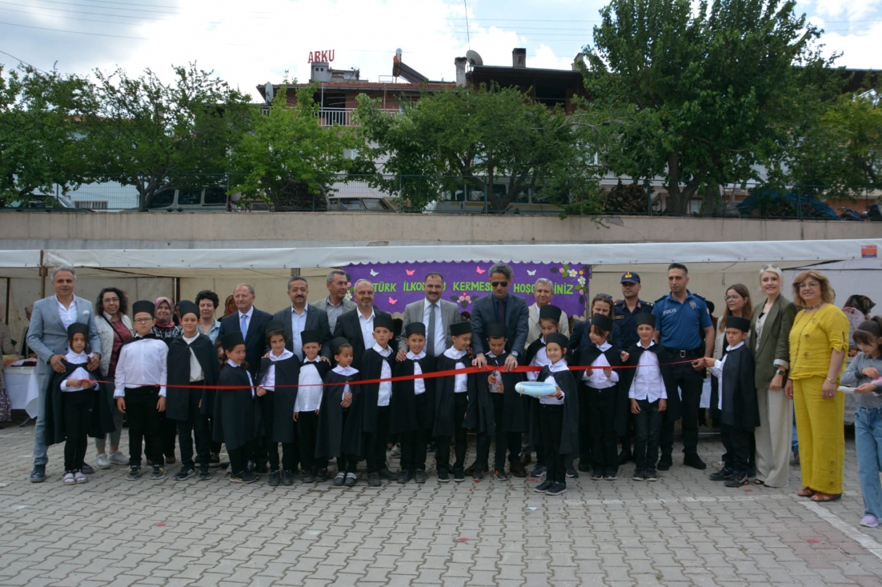Demirci'de LÖSEV yararına kermes düzenlendi