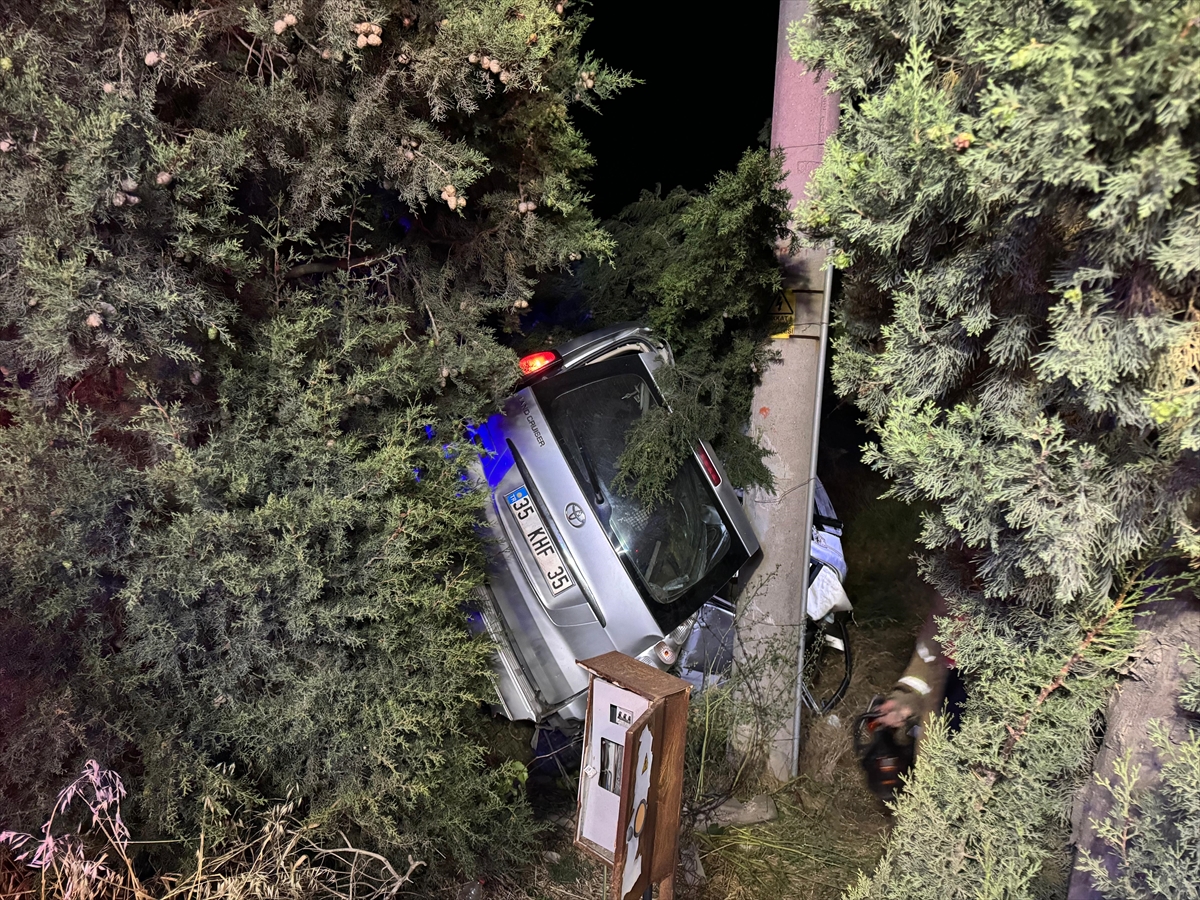 İzmir'de devrilen otomobilin sürücüsü hayatını kaybetti