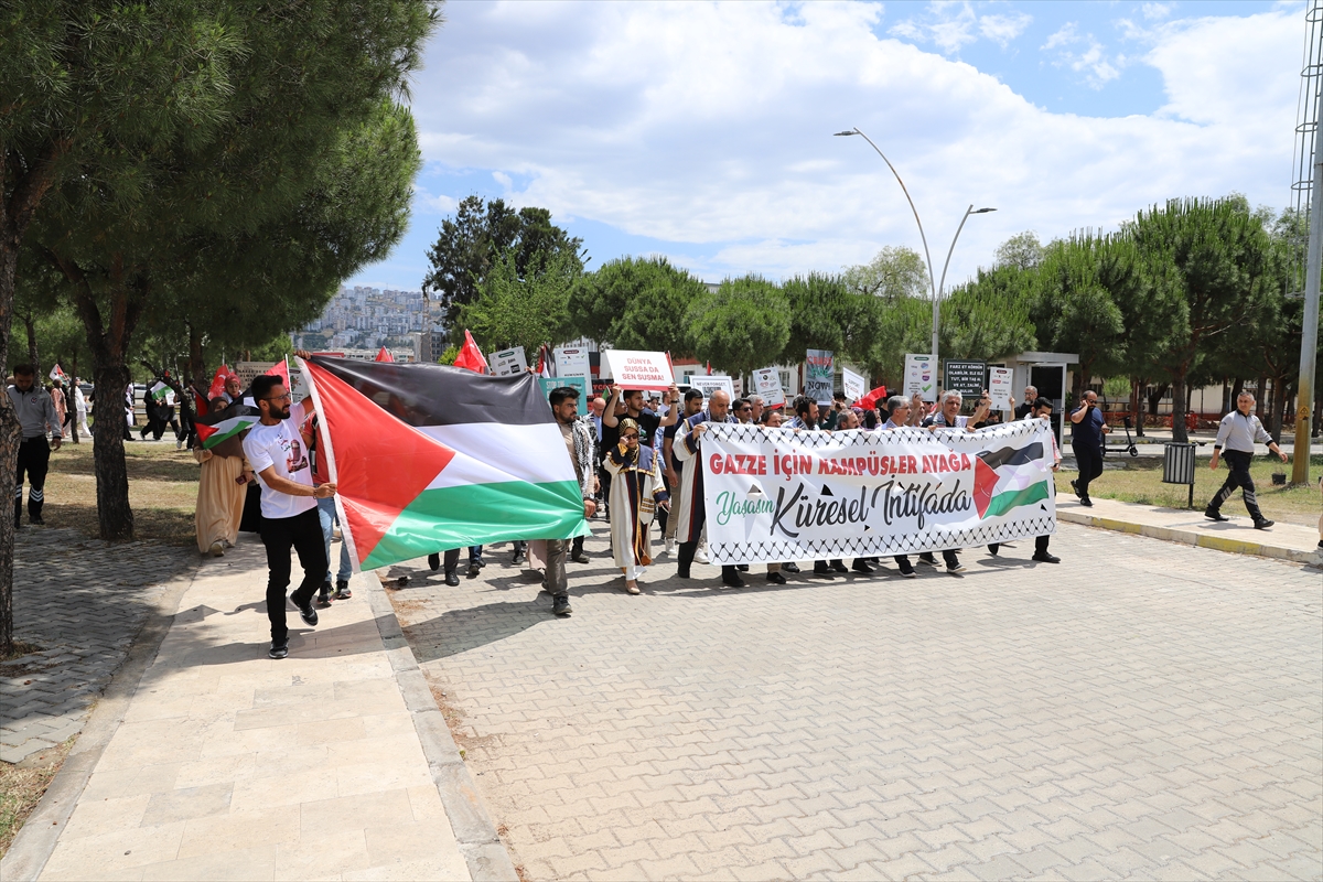 İzmir'de üniversite öğrencilerinden Filistin'e destek yürüyüşü