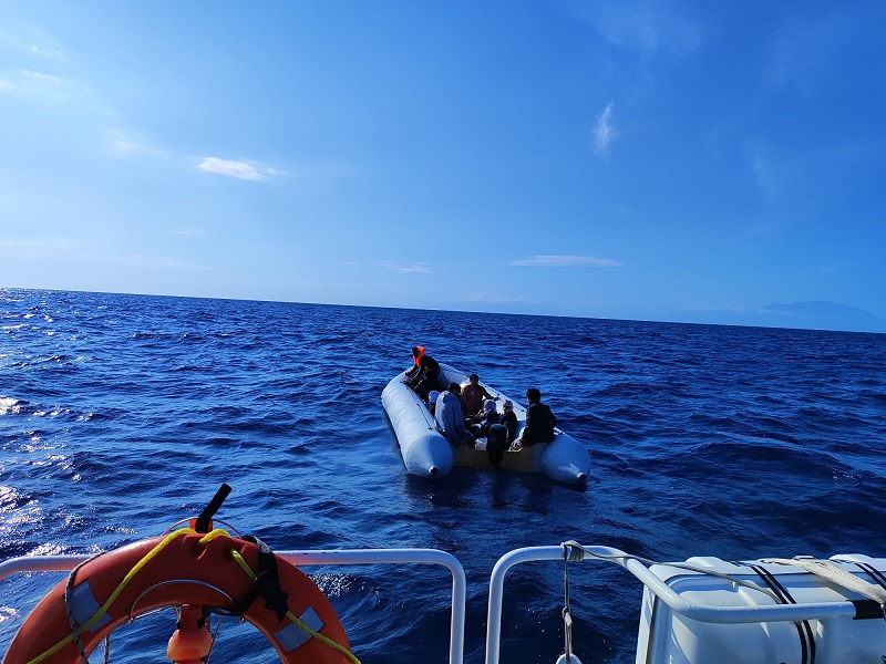 İzmir açıklarında 29 düzensiz göçmen kurtarıldı