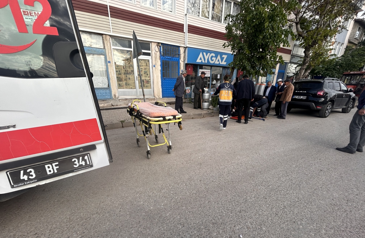 Kütahya'da park halindeyken hareket eden otomobili durdurmaya çalışan sürücü yaralandı