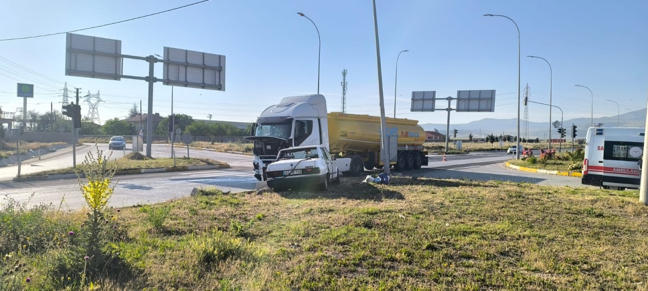 Afyonkarahisar'da tır ile otomobilin çarpıştığı kazada 3 kişi yaralandı
