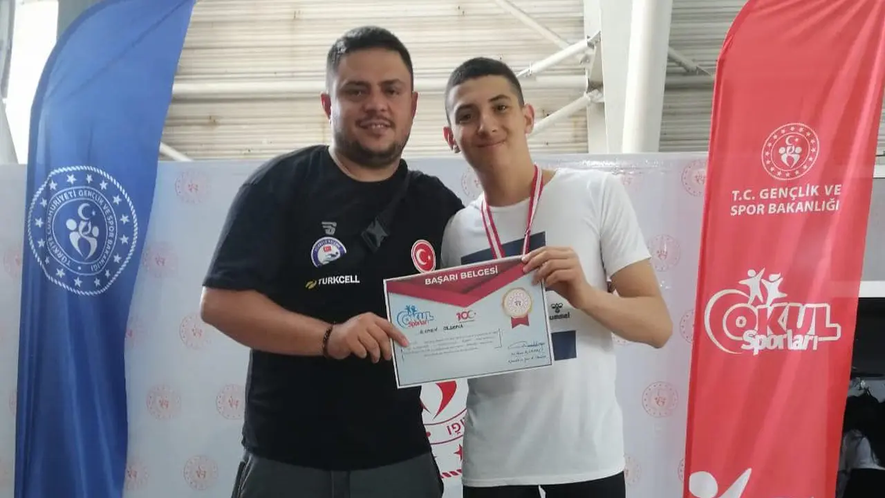 Uşaklı Yüzücü Madalyaları Topladı