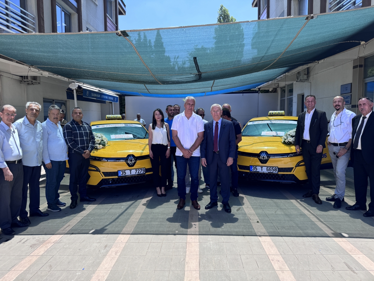 İzmir'de elektrikli ticari taksiler hizmete başladı