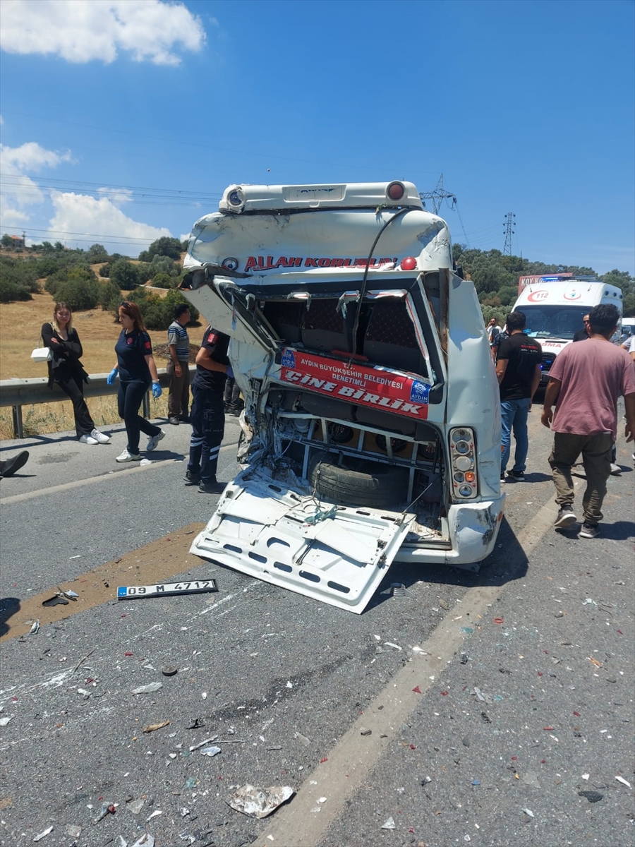 Aydın'da iki minibüs çarpıştı, 17 kişi yaralandı