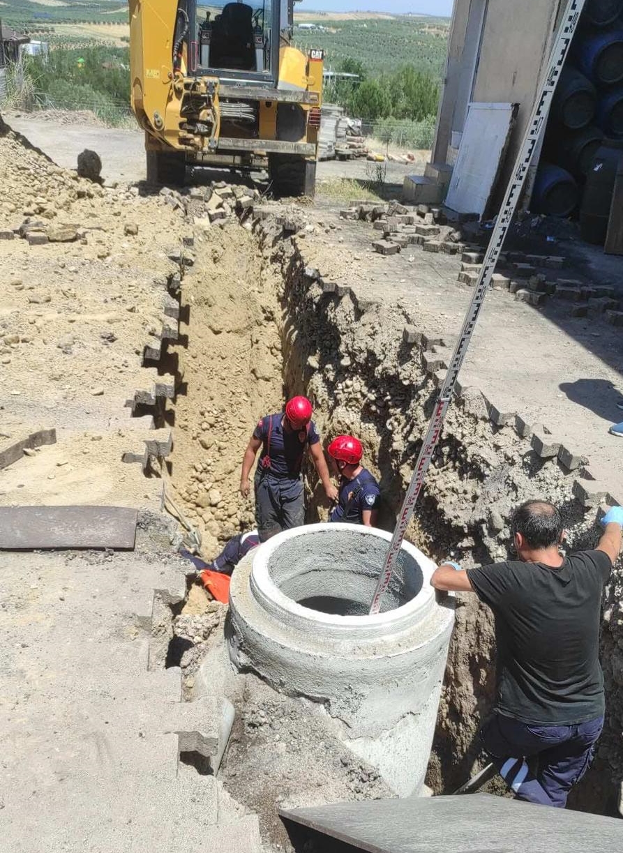 Manisa'da kanalizasyon hattı yapımı sırasında göçük altında kalan işçi öldü