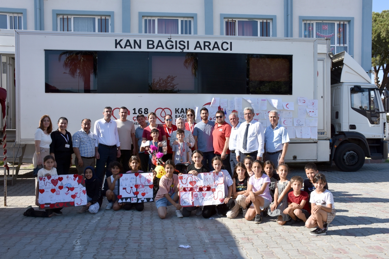 Germencik'te en çok bağışçıyı ikna eden öğrencilere ödül verildi