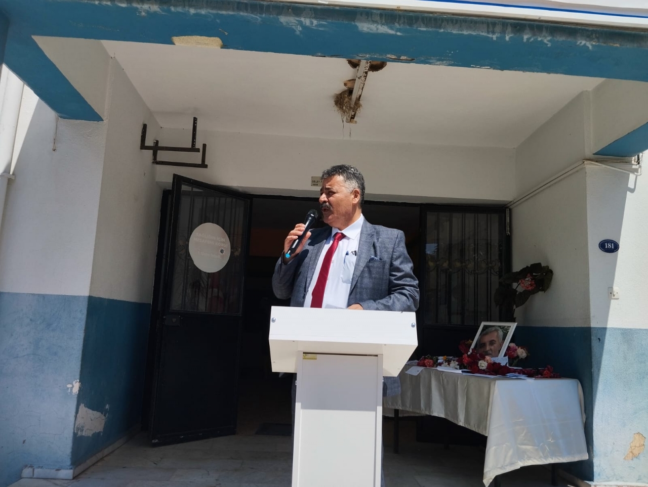 Seferihisar'da bir okula geçen yıl vefat eden okul müdürünün adı verildi