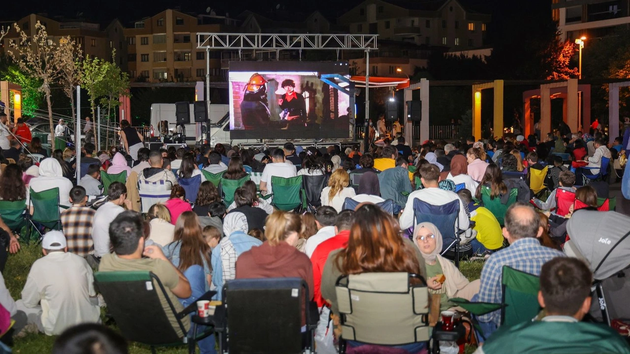 Uşak'ta Nostaljik Sinema Akşamları Yoğun İlgi Gördü