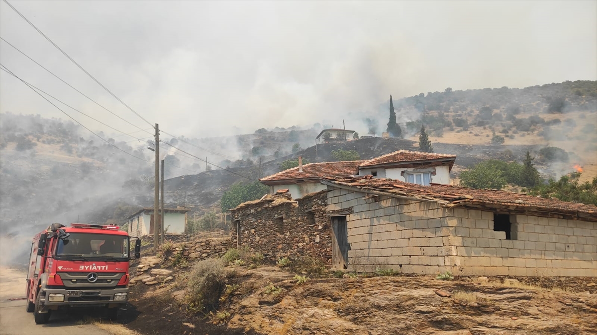 Manisa'da tarım alanında etkili olan yangına müdahale ediliyor
