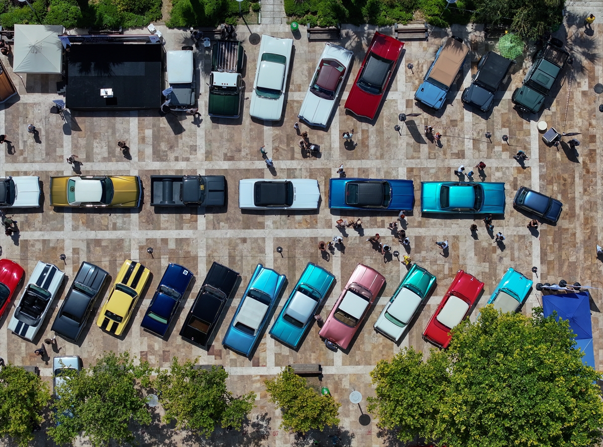 İzmir'deki klasik otomobil şöleninde Barış Manço'nun aracı da sergileniyor