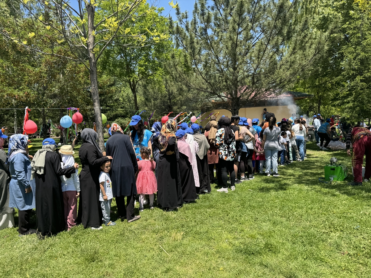 Afyonkarahisar'da YetimSev Vakfınca piknik düzenlendi