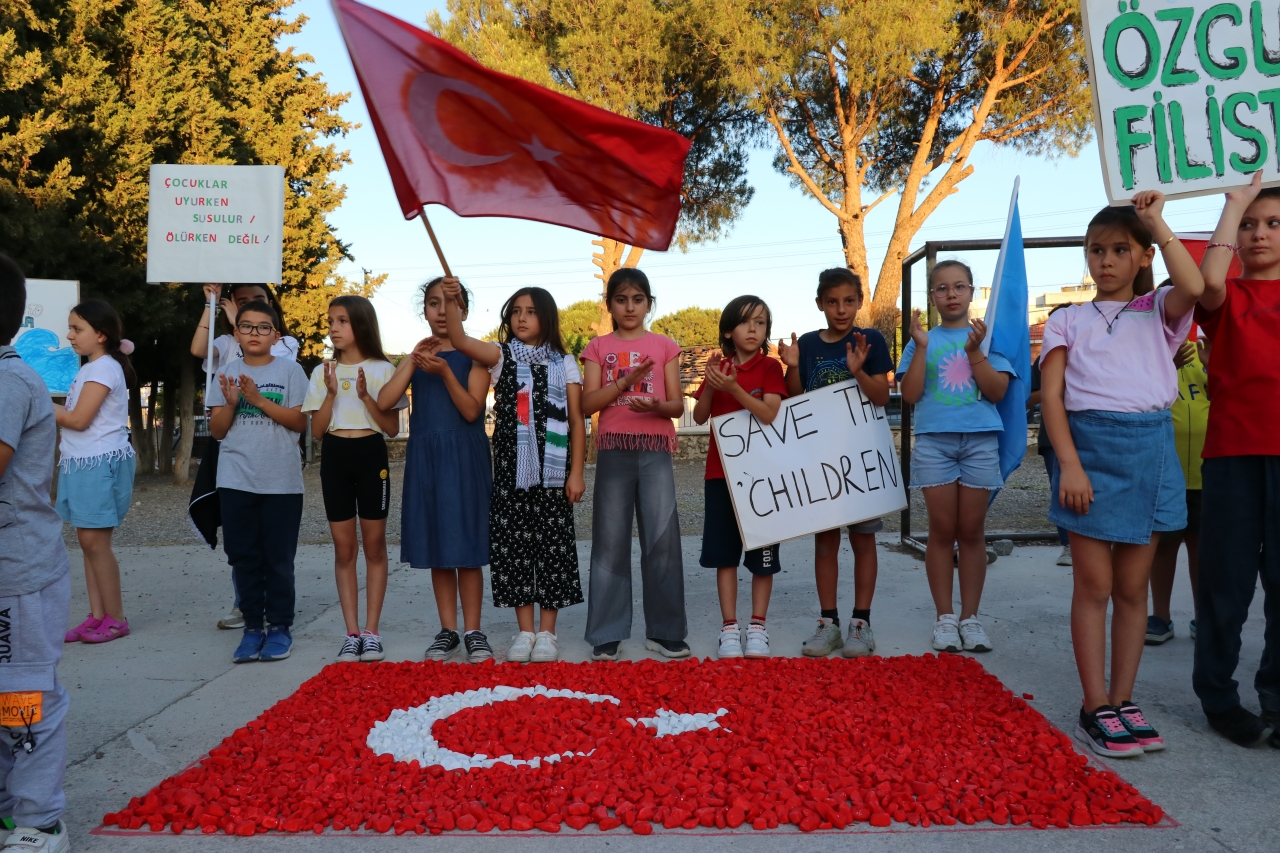 İzmir'de öğrenciler boyadıkları 16 bin taştan Türk ve Filistin bayrakları yaptı