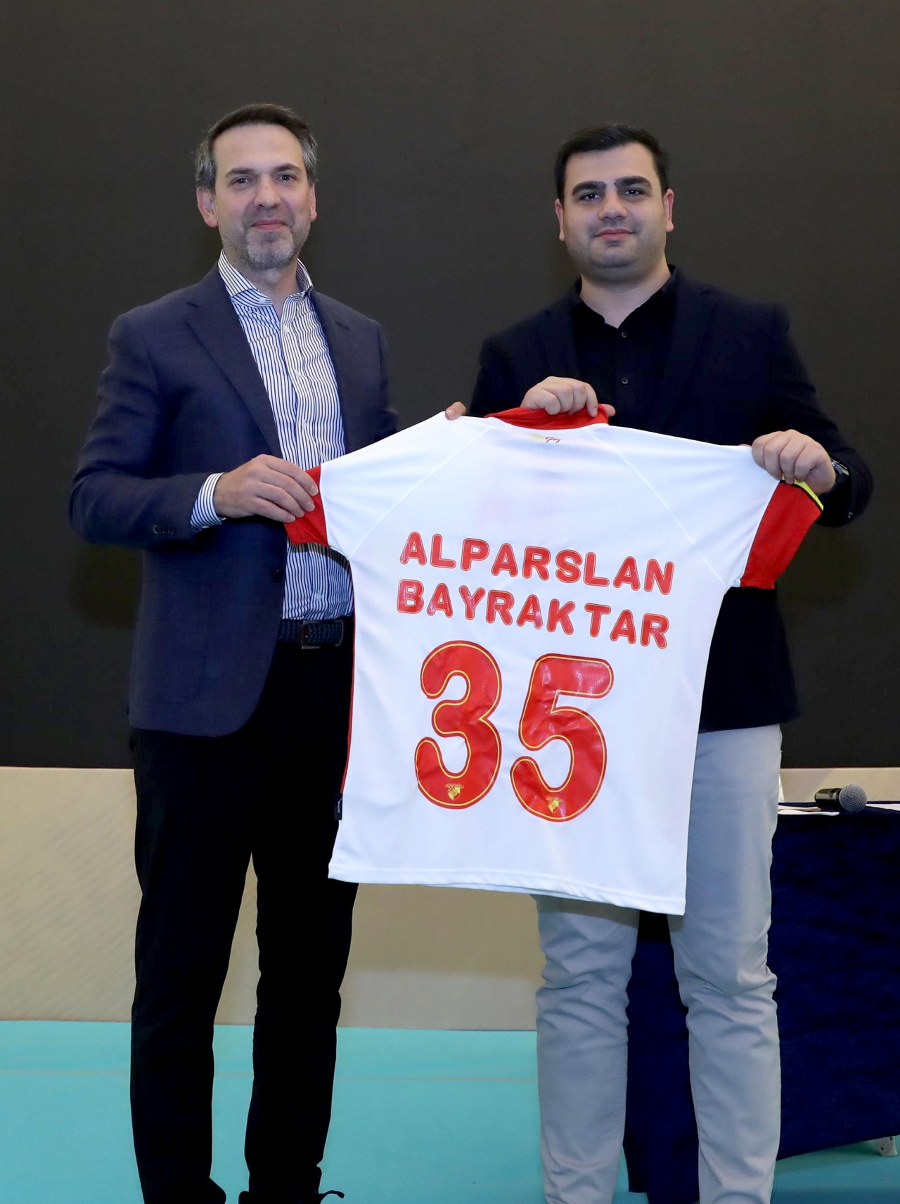 AK Parti'li İnan, Bakan Bayraktar'a Göztepe forması hediye etti