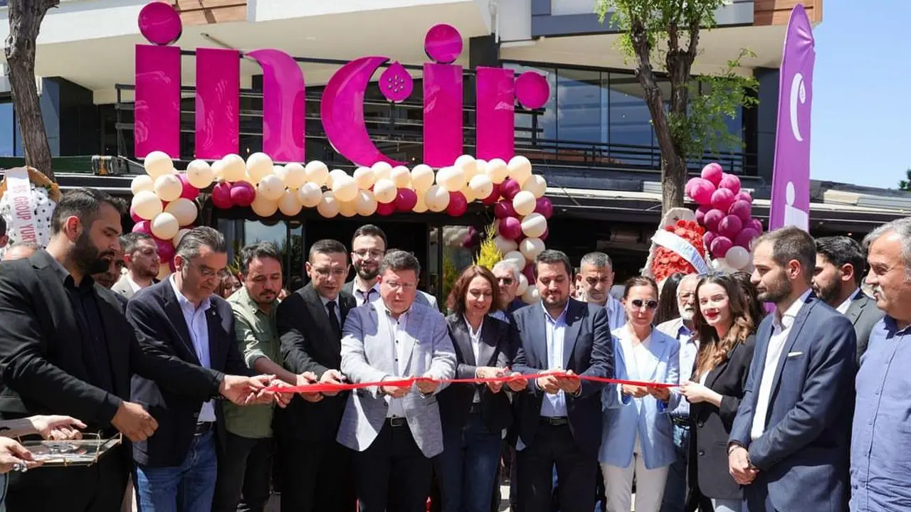İncir Cafe Restoran'ın Açılışında Gövde Gösterisi