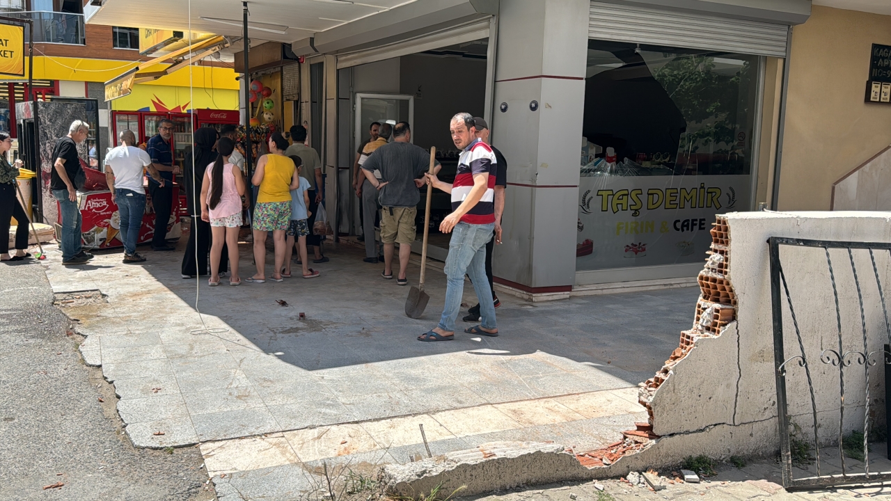 İzmir'de ehliyetsiz sürücünün kullandığı araç 3 kişiye çarptı