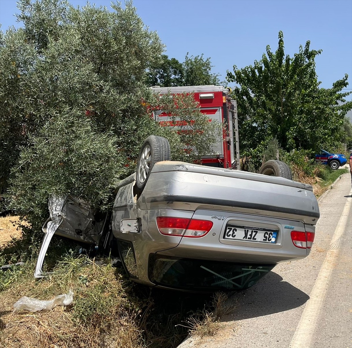 Ödemiş'te takla atan otomobildeki 2 kişi yaralandı