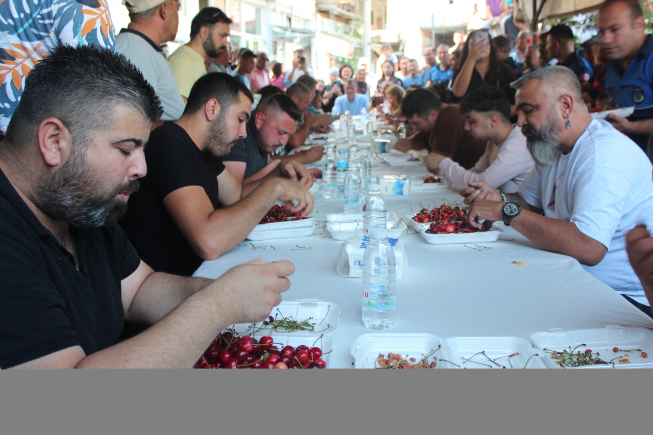 Alaşehir'de kiraz yeme yarışması yapıldı