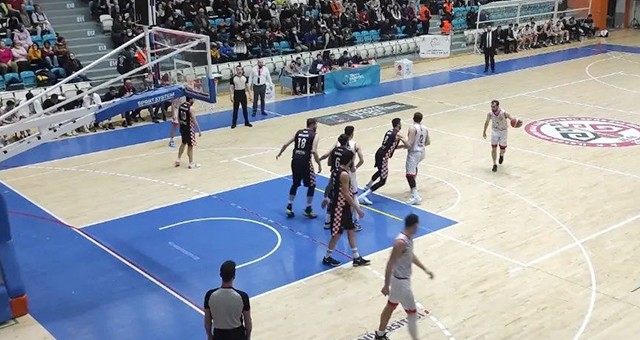 İLKLER ŞEHRİ UŞAK, PLAY OFF MAÇINDA NAZİLLİ BELEDİYESİNE 71-65 MAĞLUP OLDU