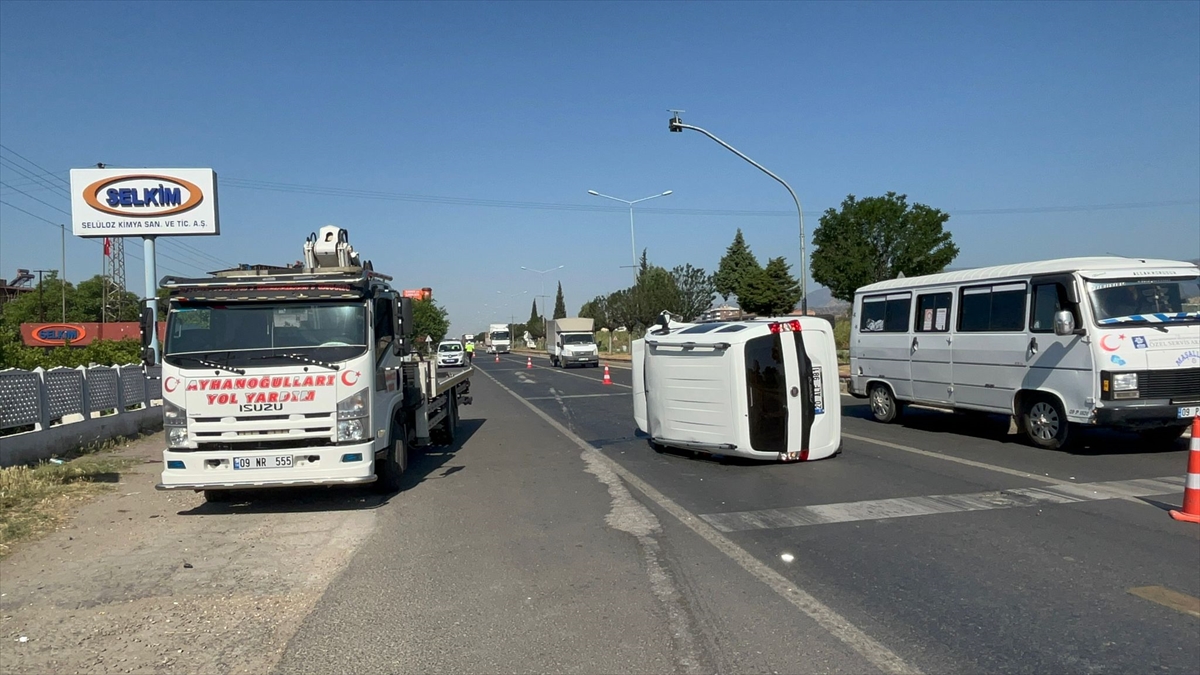 Aydın'da hafif ticari aracın otomobile çarpması sonucu 5 kişi yaralandı