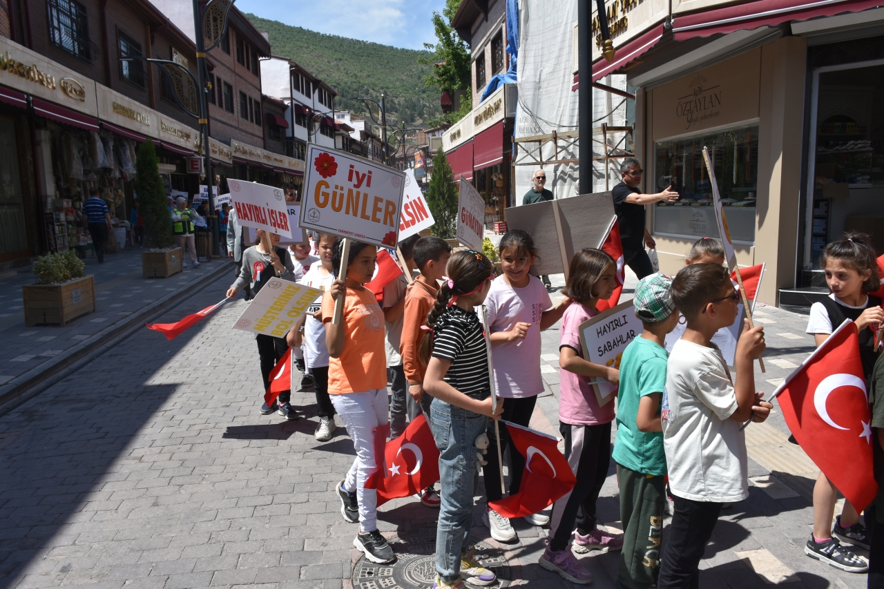 Afyonkarahisar Valisi Yiğitbaşı, ilkokul öğrencileriyle esnaf ziyaretinde bulundu