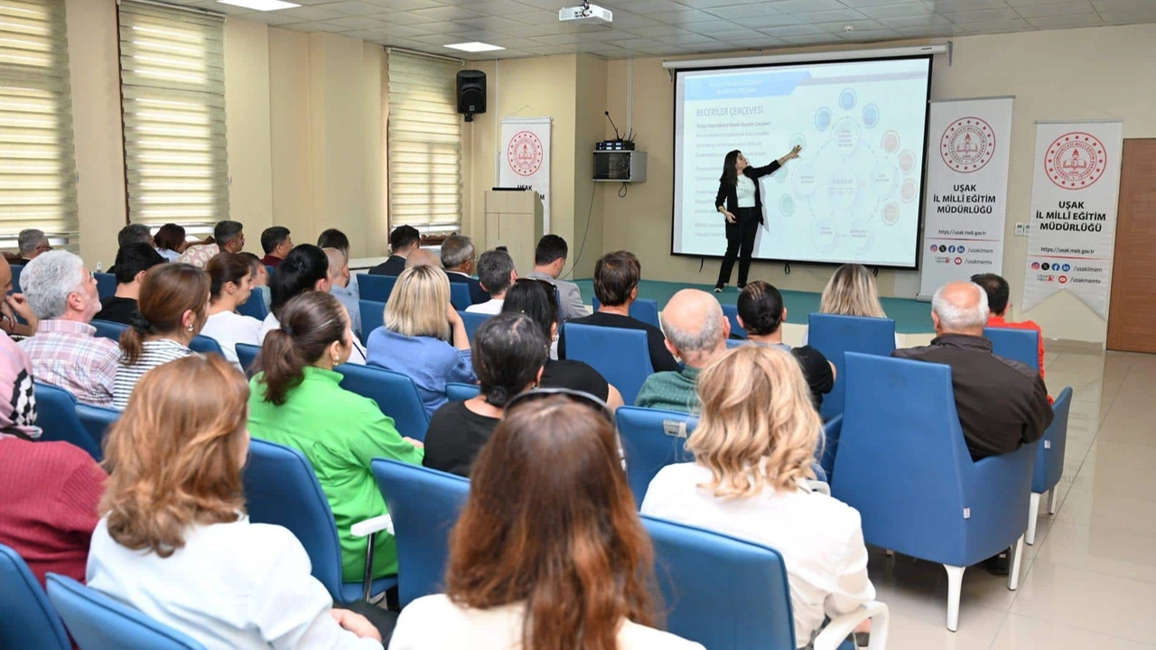 Uşak'ta Fizik Öğretmenlerine Yeni Eğitim Modeli Anlatıldı