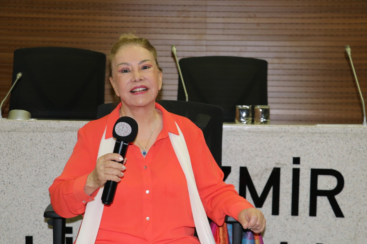 Sanatçı Bedia Akartürk, İzmir'de öğrencilerle buluştu